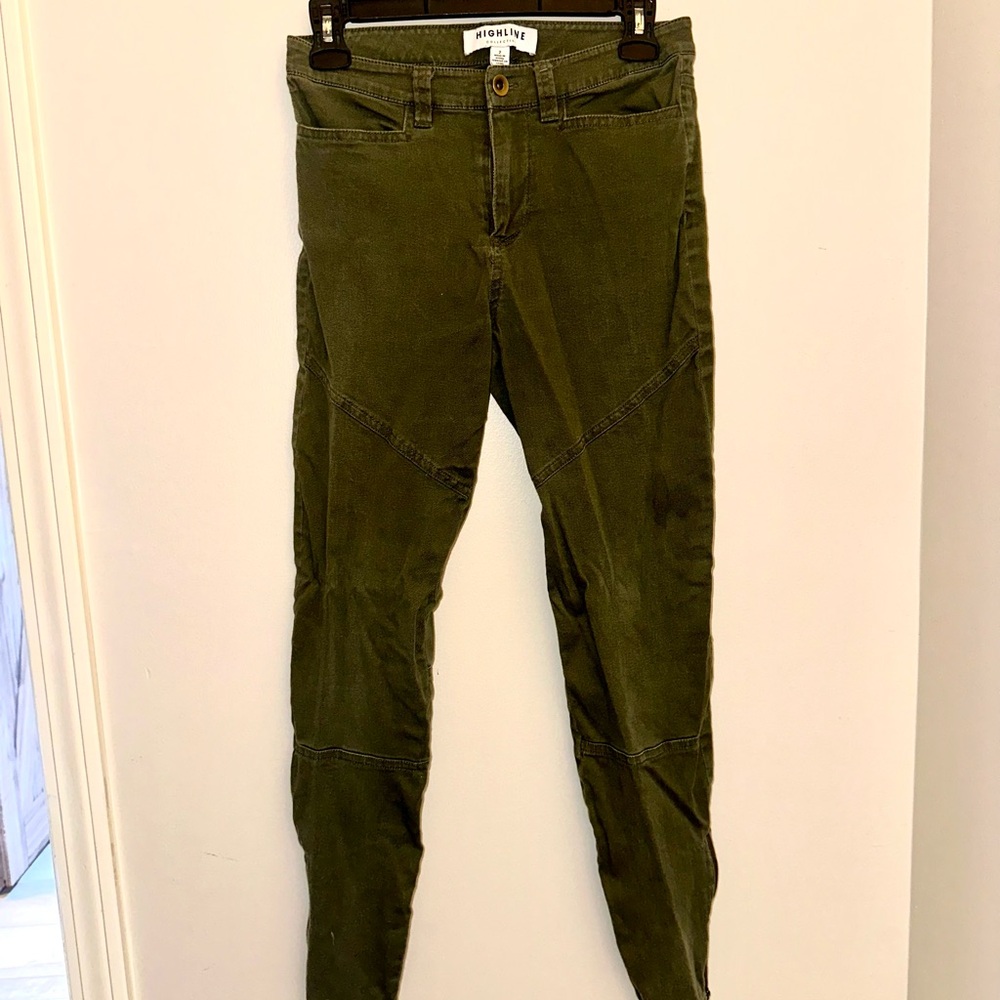 Skinny capri green Jean/pant with zipper accents at ankles.